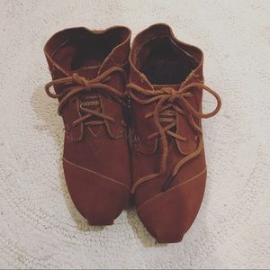 toms size 6.5 suede moccasin shoe